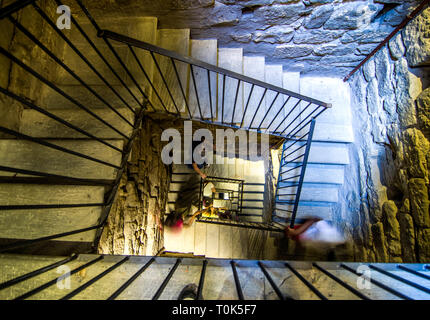 Vista dall'interno della storica torre con i fantasmi che scende Foto Stock