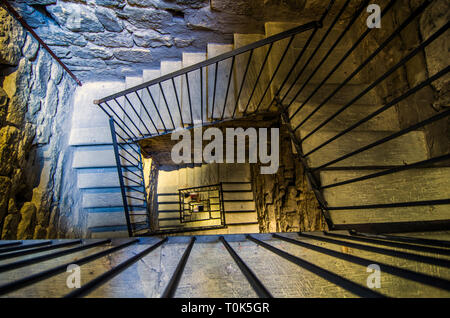 Vista dall'interno della storica torre con i fantasmi che scende Foto Stock