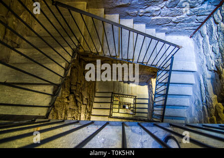 Vista dall'interno della storica torre con i fantasmi che scende Foto Stock