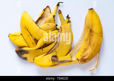 Pila di bucce di banana pronto per il compostaggio isolati su sfondo bianco Foto Stock