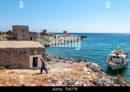 Una cappella fishermens, presso il porticciolo di Gialia vicino al villaggio di Gerolimenas nel profondo della mani. Mani penisola, a sud del Peloponneso, della Grecia. Foto Stock