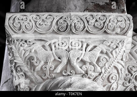 Scolpite, lavori decorativi in pietra sul capitale di un pilastro presso il normanno costruito denominato chiesa di San Pietro a Northampton, Inghilterra. Foto Stock
