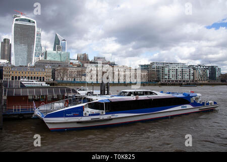 Thames Clipper barca sul fiume Tamigi, Londra. Foto Stock