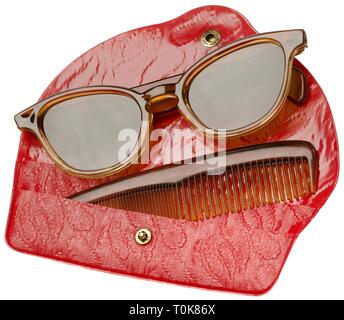 Moda, accessori, occhiali da sole originale impostato con pettine nel piccolo sacchetto di plastica, Germania, 1957 circa, Additional-Rights-Clearance-Info-Not-Available Foto Stock