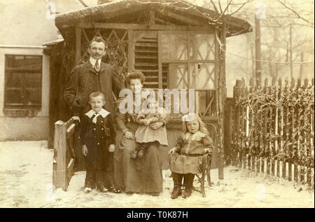 Persone, famiglia, dietro la loro casa, nella coperta di neve giardino, foto di famiglia in inverno, per l'ex volte agile eccezionali gentilmente foto di famiglia, Germania, circa 1910, Additional-Rights-Clearance-Info-Not-Available Foto Stock