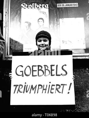 Film / cinema, "Goebbels triumphiert' (Goebbels trionfante), ragazzino con targhetta di protesta contro il riavvio della nazionale di propaganda socialista film 'Kolberg', novembre 1965, Additional-Rights-Clearance-Info-Not-Available Foto Stock