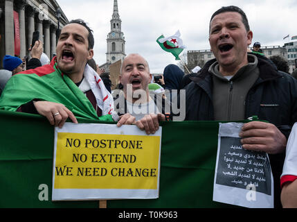 Protesta algerino in Trafalgar Place London calling per il Presidente Abdelaziz Bouteflika di step-down. Foto Stock