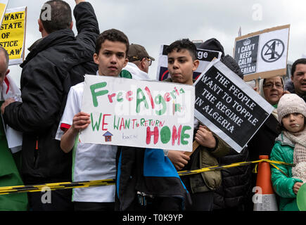 Protesta algerino in Trafalgar Place London calling per il Presidente Abdelaziz Bouteflika di step-down. Foto Stock