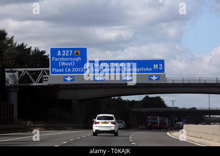 Il traffico sulla giunzione A327 e M3 verso Southampton Foto Stock