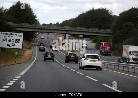 Il traffico sulla A303 tronco di strada a doppia carreggiata Hampshire Inghilterra Foto Stock