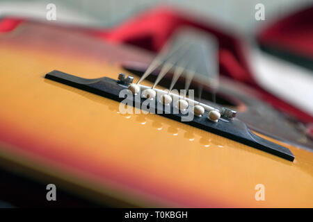 Close-up di una chitarra acustica che giace nella sua custodia Foto Stock