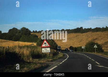 Auto sulla A303 sul modo per Dorset strada sdrucciolevole avanti signEngland Foto Stock