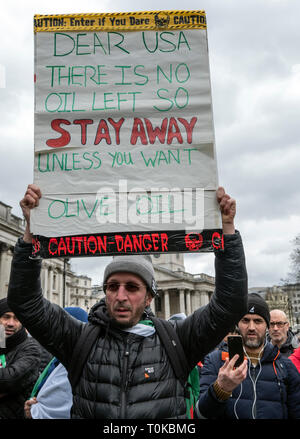 Protesta algerino in Trafalgar Place London calling per il Presidente Abdelaziz Bouteflika di step-down. Foto Stock