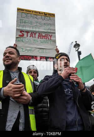 Protesta algerino in Trafalgar Place London calling per il Presidente Abdelaziz Bouteflika di step-down. Foto Stock