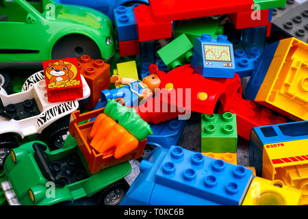 Tambov, Federazione Russa - Febbraio 20, 2019 mucchio di Lego Duplo blocchi, automobili e giocattoli. Studio shot. Foto Stock