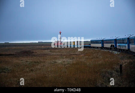 Insel Wangerooge, Ostfriesland, isola dalla stazione ferroviaria, il treno dal molo del villaggio, marsh paesaggio,Frisia orientale, nella Germania del nord, Costa del Mare del Nord, Foto Stock