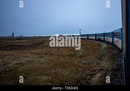 Insel Wangerooge, Ostfriesland, isola dalla stazione ferroviaria, il treno dal molo del villaggio, marsh paesaggio,Frisia orientale, nella Germania del nord, Costa del Mare del Nord, Foto Stock