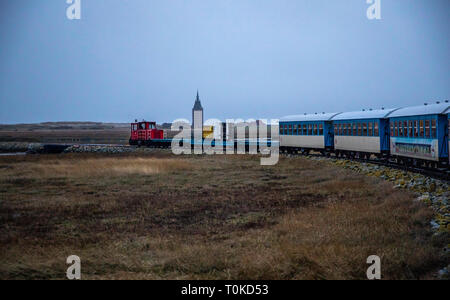 Insel Wangerooge, Ostfriesland, isola dalla stazione ferroviaria, il treno dal molo del villaggio, marsh paesaggio,Frisia orientale, nella Germania del nord, Costa del Mare del Nord, Foto Stock