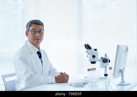 Senior ricercatore giapponese in laboratorio Foto Stock