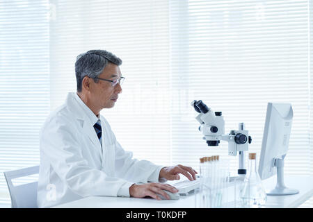 Senior ricercatore giapponese in laboratorio Foto Stock