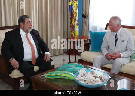 Il Principe di Galles (a destra) con il Primo ministro di Saint Vincent e Grenadine Ralph Gonsalves parteciperà al ricevimento presso il Primo ministro la residenza ufficiale in Kingstown, St Vincent e Grenadine, come parte di un giorno di visita all'isola dei Caraibi. Foto Stock