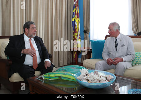 Il Principe di Galles (a destra) con il Primo ministro di Saint Vincent e Grenadine Ralph Gonsalves parteciperà al ricevimento presso il Primo ministro la residenza ufficiale in Kingstown, St Vincent e Grenadine, come parte di un giorno di visita all'isola dei Caraibi. Foto Stock