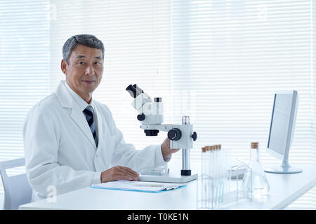 Senior ricercatore giapponese in laboratorio Foto Stock