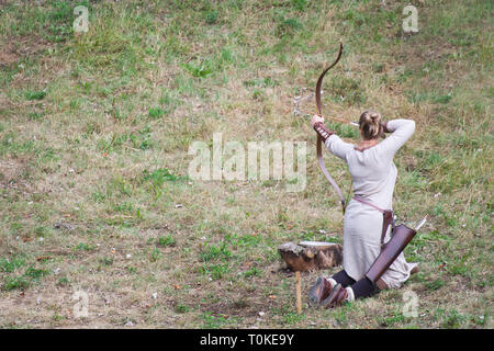 Slavo femmina archer mirando il bersaglio Foto Stock