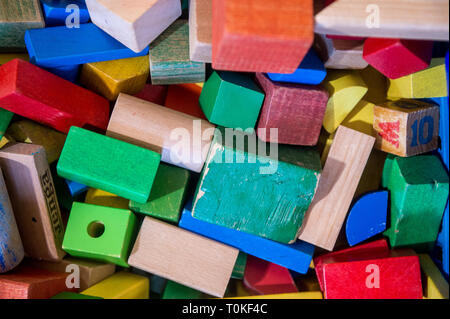 Pila colorati di Childs blocchi di costruzione Foto Stock