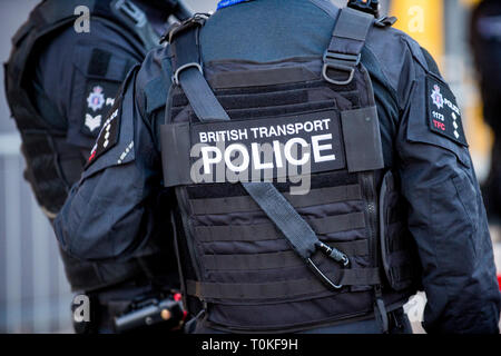 Retro di un British Transport Police uniforme Foto Stock