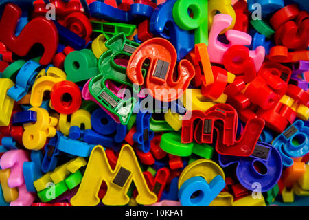 Colorate le lettere magnetiche che si potrebbero mettere su un frigorifero o un avviso in bacheca Foto Stock