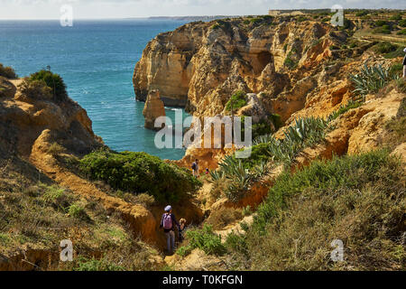 Costa rocciosa a Ponta da Piedade vicino a Lagos, Algarve, Faro, Portogallo Foto Stock