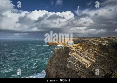 Costa presso il faro di Cabo de Sao Vicente vicino Sarges, Algarve, Faro, Portogallo Foto Stock