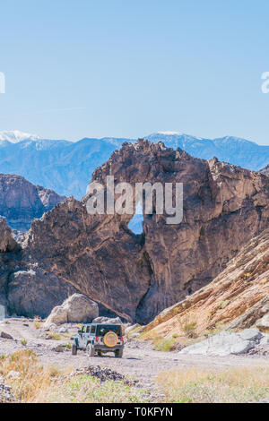 Una vista di ago's Eye arco (o l'occhio dell'ago) su Echo Canyon Road quando si viaggia in discesa dalla miniera di Inyo verso Death Valley, California. Echo C Foto Stock