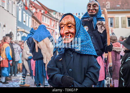 Poco strega in manto azzurro. Strada di Carnevale nel sud della Germania - Foresta Nera. Foto Stock