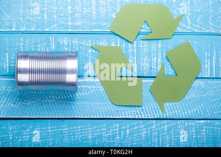 Concetto di riciclo che mostra recylce verde logo con le lattine su un blu sfondo spiovente Foto Stock