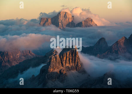 Vista dal Rifugio Lagazuoi (2752 m) a Monte Pelmo, monte Averau e la Croda Negra, Dolomiti, Cortina d'Ampezzo, Italia Foto Stock