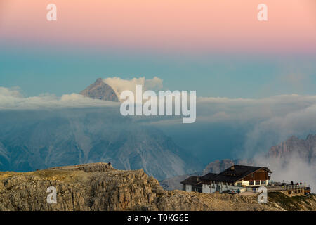 Vista del Monte Antelao e il Rifugio Lagazuoi (2752 m), Dolomiti, Cortina d'Ampezzo, Italia Foto Stock