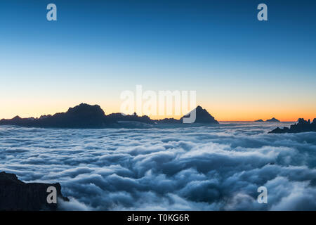 Vista dal Rifugio Lagazuoi (2752 m) al Monte Antelao, Dolomiti, Cortina d'Ampezzo, Italia Foto Stock
