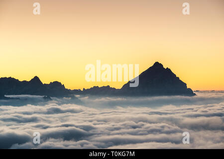 Vista dal Rifugio Lagazuoi (2752 m) al Monte Antelao, Dolomiti, Cortina d'Ampezzo, Italia Foto Stock