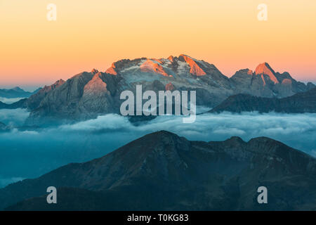 Vista dal Rifugio Lagazuoi (2752 m) alla Marmolada, Dolomiti, Cortina d'Ampezzo, Italia Foto Stock