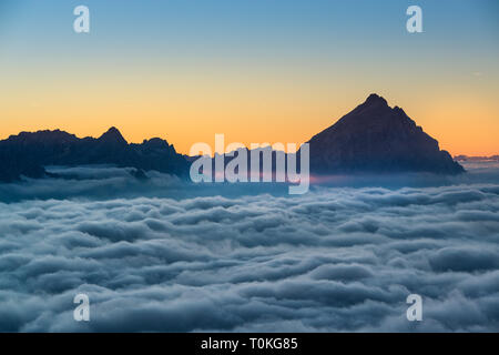 Vista dal Rifugio Lagazuoi (2752 m) al Monte Antelao, Dolomiti, Cortina d'Ampezzo, Italia Foto Stock