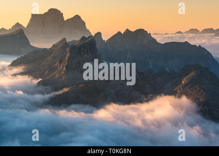 Vista dal Rifugio Lagazuoi (2752 m) al Monte Pelmo e Croda Negra, Dolomiti, Cortina d'Ampezzo, Italia Foto Stock