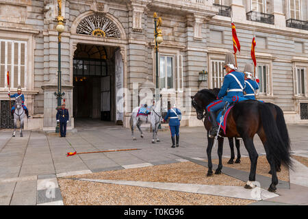 Cambio della Guardia Nazionale di fronte al Palazzo Reale di Madrid Foto Stock