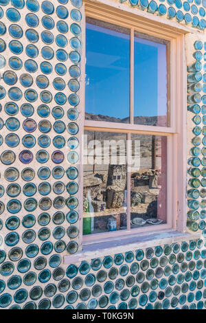 Un uomo di nome Tom Kelly ha costruito la bottiglia House di riolite, Nevada intorno al 1905, poco prima dell'economia e le miniere si è schiantato. La casa è costruita di ap Foto Stock