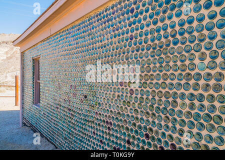 Un uomo di nome Tom Kelly ha costruito la bottiglia House di riolite, Nevada intorno al 1905, poco prima dell'economia e le miniere si è schiantato. La casa è costruita di ap Foto Stock