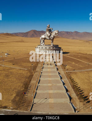 Gengis Khan statua equestre, Tsonjin Boldog, Provincia Töv, Mongolia Foto Stock