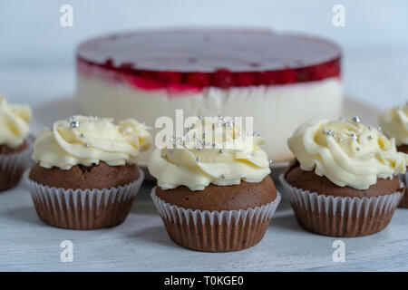 Fragrante, vaniglia capcake con riempimento di bacche e miele di crema di formaggio, close up Foto Stock