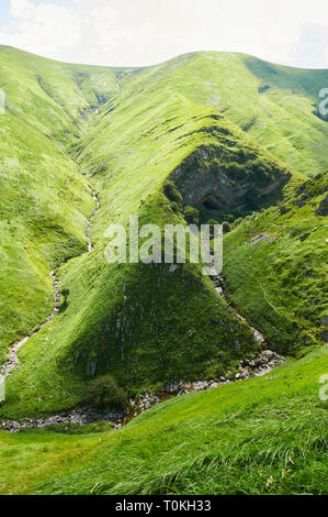 Verdi colline e Harpéko Erréka creek vicino Arpea grotta, spettacolare piega anticlinale piega circondato da verdi pascoli nei Pirenei francesi (Estérençuby,Francia) Foto Stock