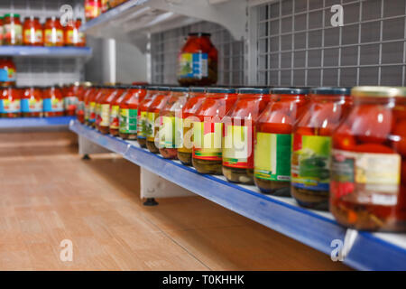 Immagine di un diverso pickle merci a ripiani in negozio di alimentari Foto Stock